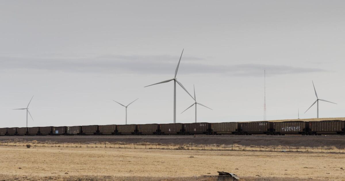 Le plus grand parc éolien démarre, mais l'opposition de Trump gèle des milliards d'énergie propre