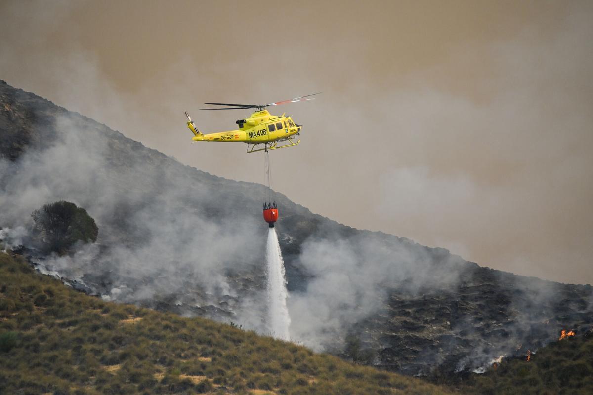 Un hélicoptère du service d'extinction d'incendies s'est produit à l'époque où il y avait de l'eau sur l'un des foyers d'incendie forestier déclarés à Los Gallardos, Almería.