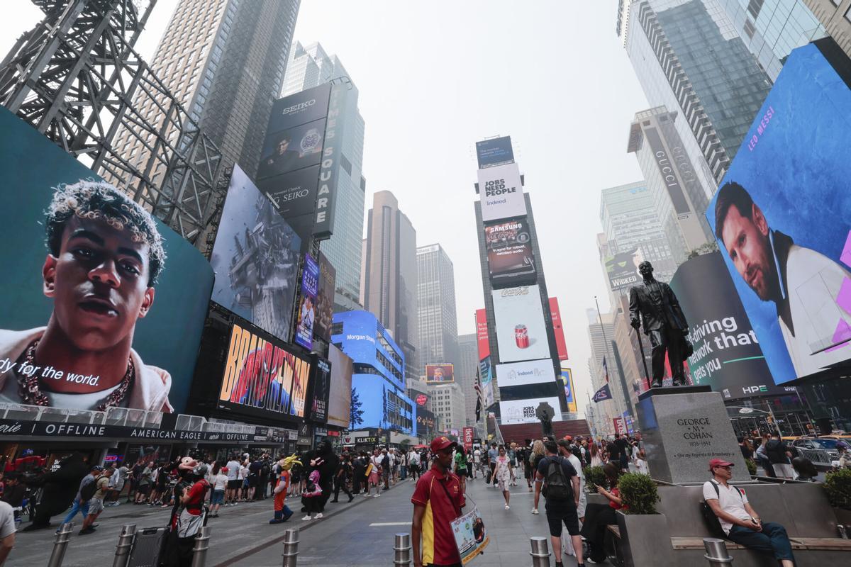 Des personnalités se sont présentées devant les cartels lumineux avec l'image de Lamine Yamal (i) d'Espagne et de Lionel Messi d'Argentine, à Times Square à New York (EEUU).
