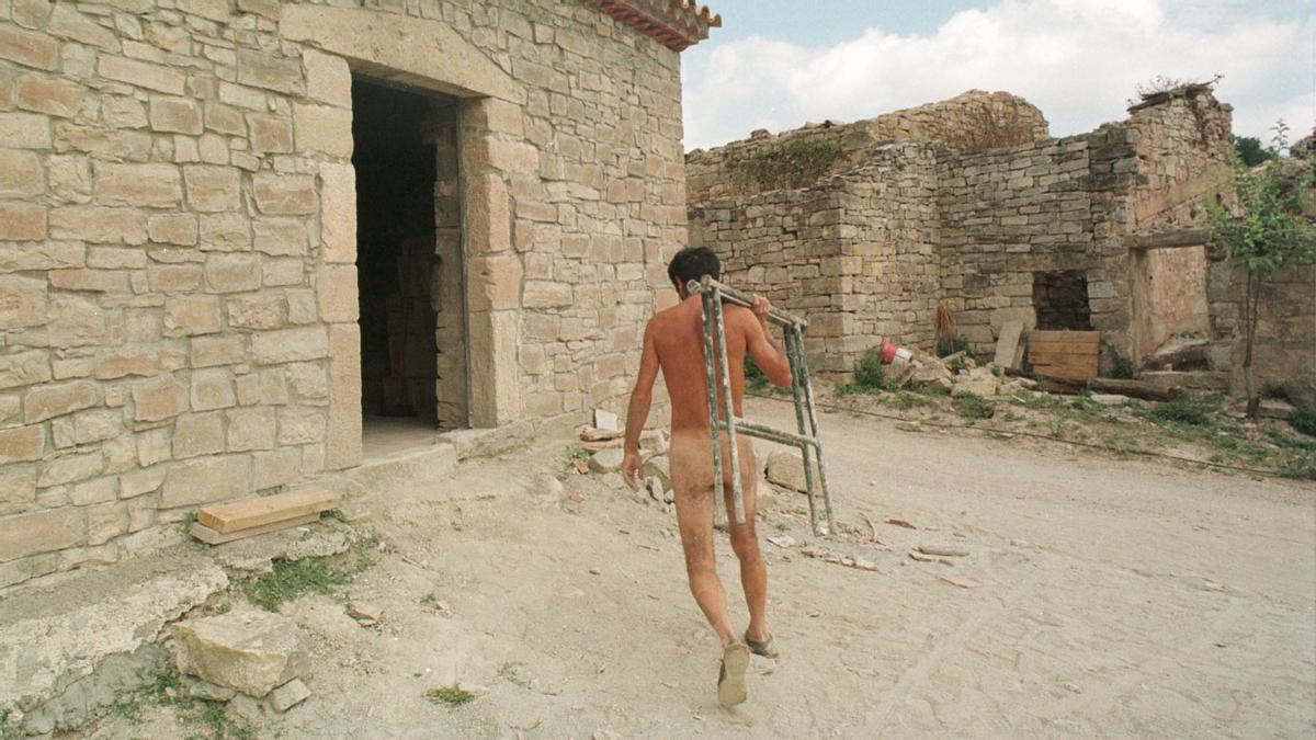Un naturiste transporte une escalade à El Fonoll.