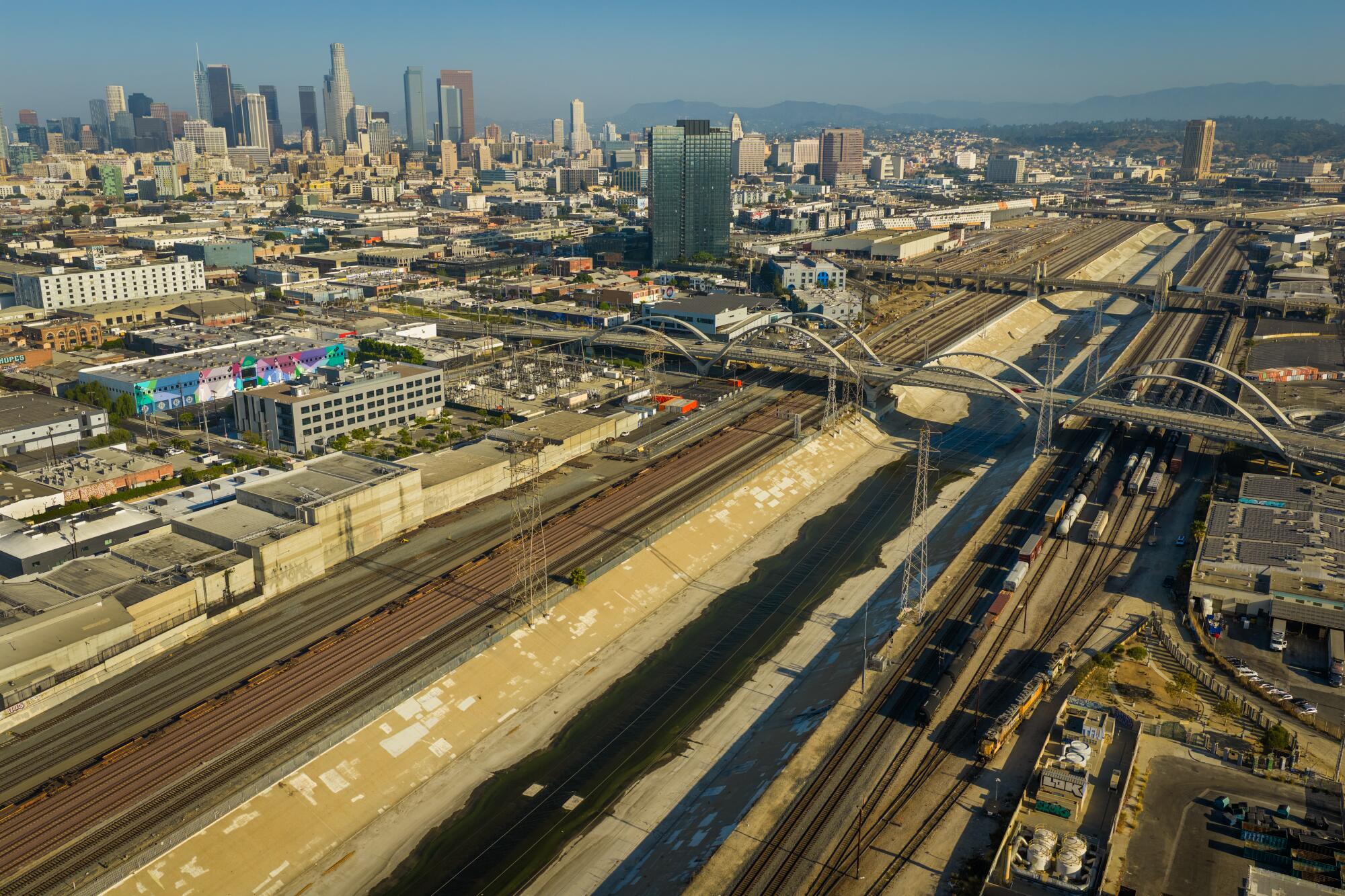 Une vue aérienne du centre-ville de Los Angeles et du Sixth Street Bridge