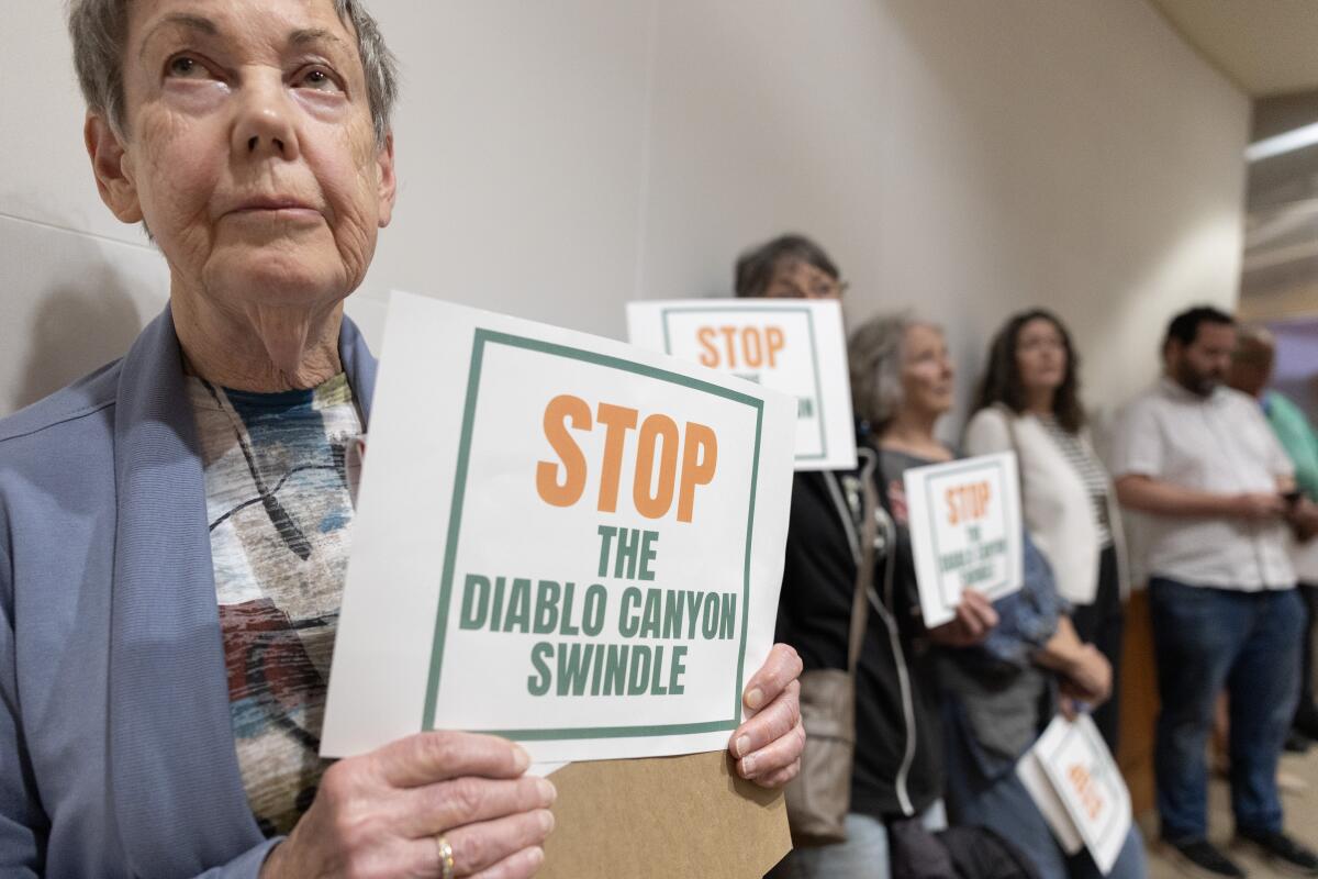 Jane Swanson, membre du conseil d'administration des Mères pour la paix de San Luis Obispo, attend de prendre la parole lors des commentaires publics