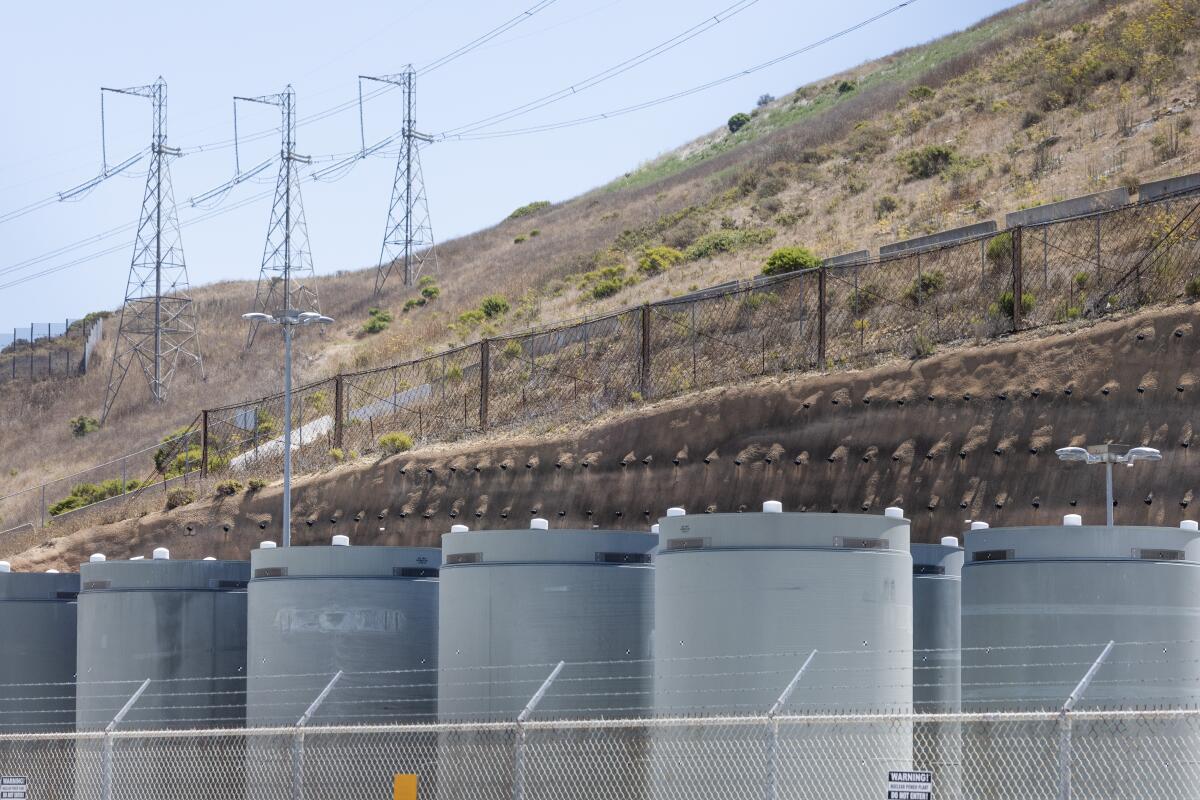 Le combustible nucléaire usé est stocké dans des fûts en plomb et en acier inoxydable et boulonné dans du béton sur une plateforme spécialement construite à Diablo.