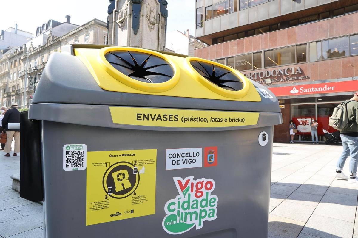 Un récipient jaune, où se déposent les enveloppes en plastique, briques et lattes.