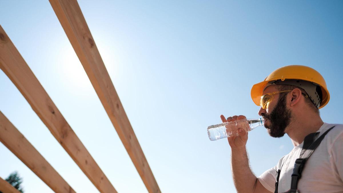 Trabajador bajo el sol durante una ola de calor