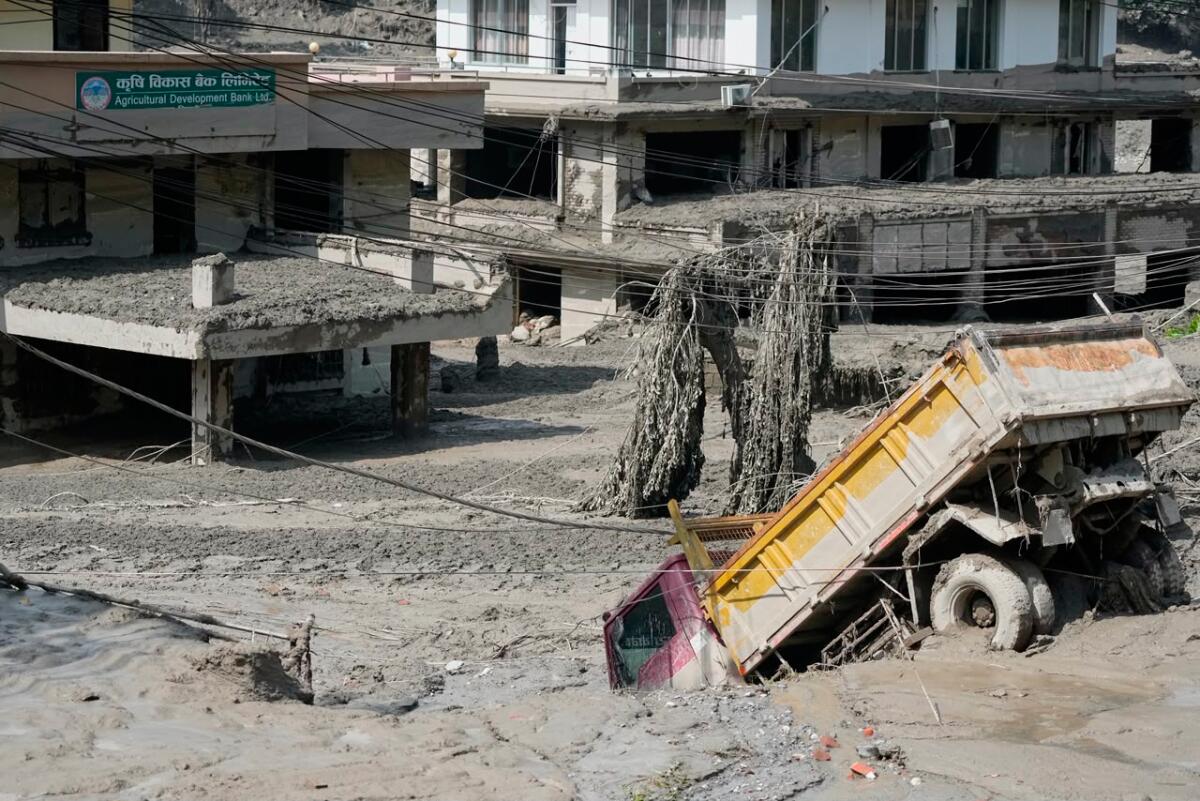 Des maisons et des véhicules endommagés sont visibles à la suite des crues soudaines