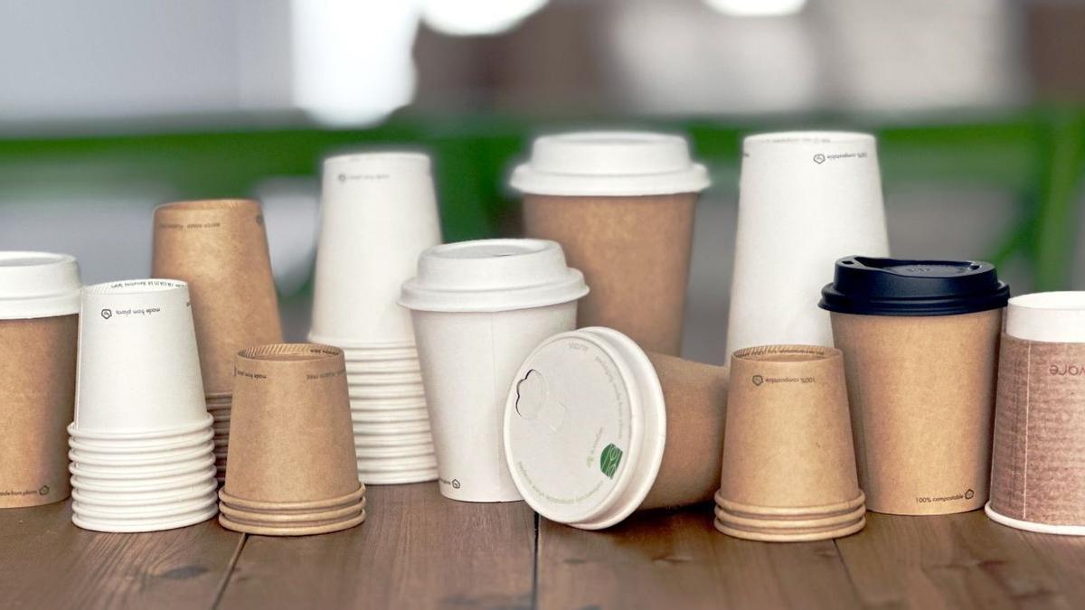Vasos desechables de papel usados para llevar bebidas
