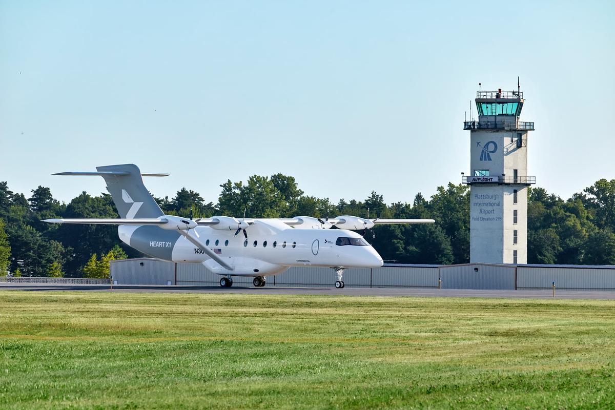 L'avion, sur la piste de despegue