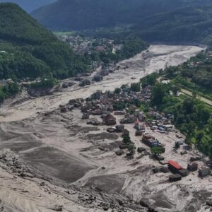 Au moins 160 morts et des centaines de disparus après des crues soudaines au Népal et en Chine
