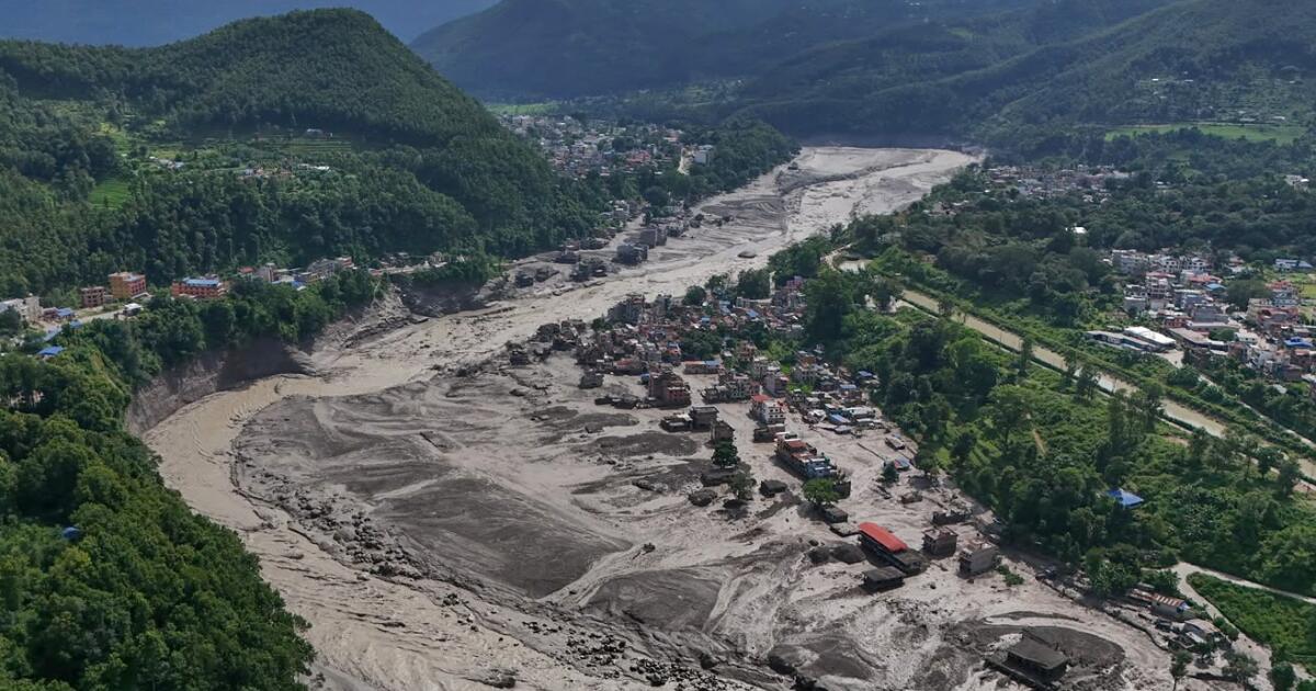Au moins 160 morts et des centaines de disparus après des crues soudaines au Népal et en Chine