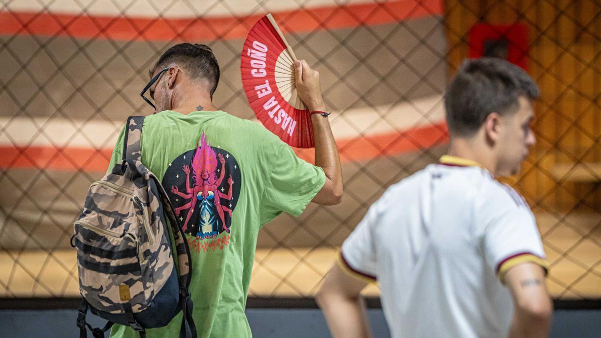 Calor en la estación de Plaza Catalunya de la L1 del metro de Barcelona, el 30 de julio de 2026