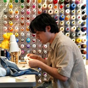 De Levi's à Zara, le nouveau pari de la mode sur la génération Z est de raccommoder, pas d'ajouter des vêtements