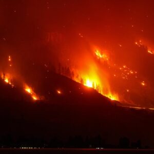 Des incendies de forêt brûlent dans l’ouest des États-Unis et au Canada alors que les résidents sont évacués