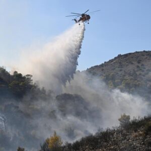 Des incendies de forêt ravagent la Belgique et la Grèce ; 2 morts sur une île près d'Athènes