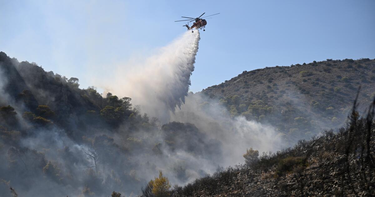 Des incendies de forêt ravagent la Belgique et la Grèce ; 2 morts sur une île près d'Athènes
