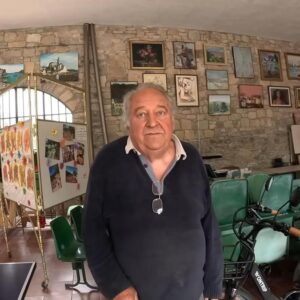 Emili Vives (74 ans) fait revivre une zone abandonnée pour créer une communauté nudiste : « Fue un sueño y así me cambió la vida 180 grades »