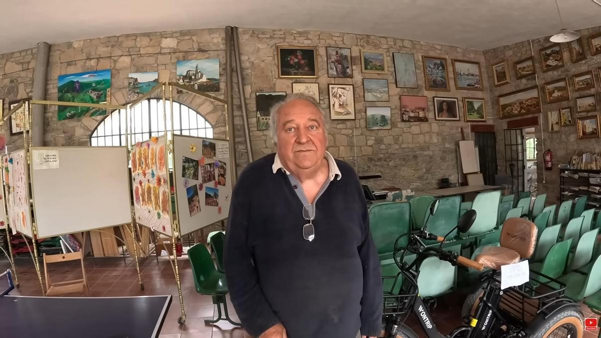Emili Vives (74 años) en uno de los espacios públicos en El Fonoll, en el municipio de Passanant (Conca de Barberà, Tarragona).