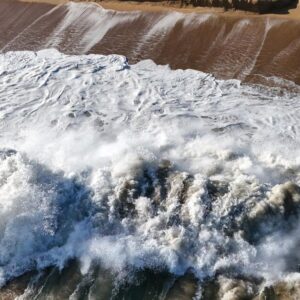 L'érosion révèle des « reliques » d'infrastructures vieilles de plusieurs décennies à Newport Beach