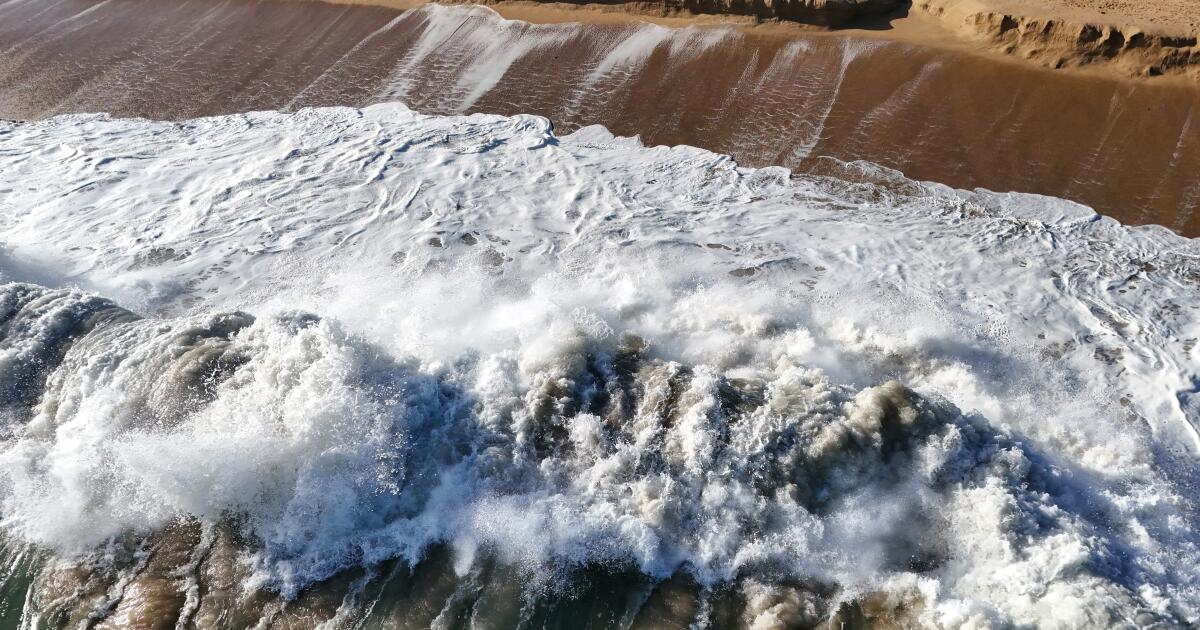 L'érosion révèle des « reliques » d'infrastructures vieilles de plusieurs décennies à Newport Beach