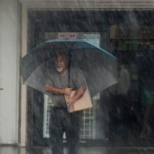 Lala s'affaiblit face à la tempête tropicale, mais la pluie et les vents continuent de frapper Hawaï