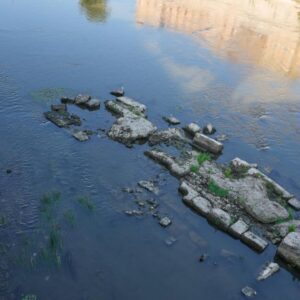 Le pont de Néron émerge du Tibre alors que Rome fait face à une crise de l'eau
