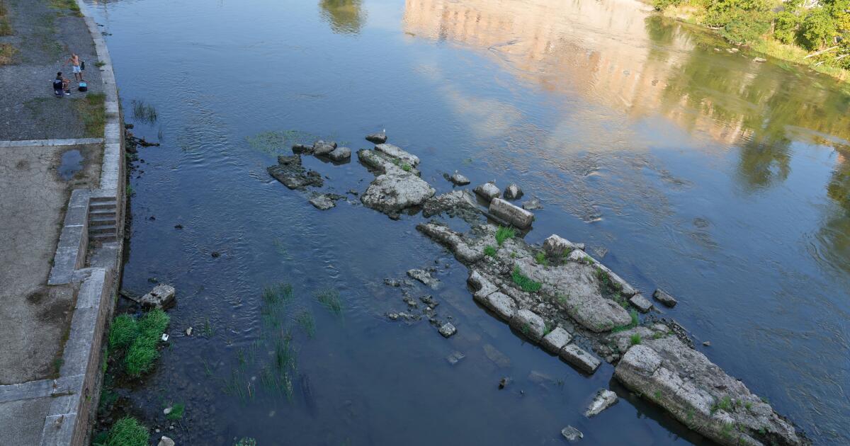 Le pont de Néron émerge du Tibre alors que Rome fait face à une crise de l'eau