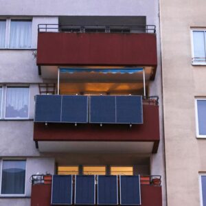 Solaire pour balcon en Californie : le SB 868 légalisera-t-il les panneaux enfichables ?