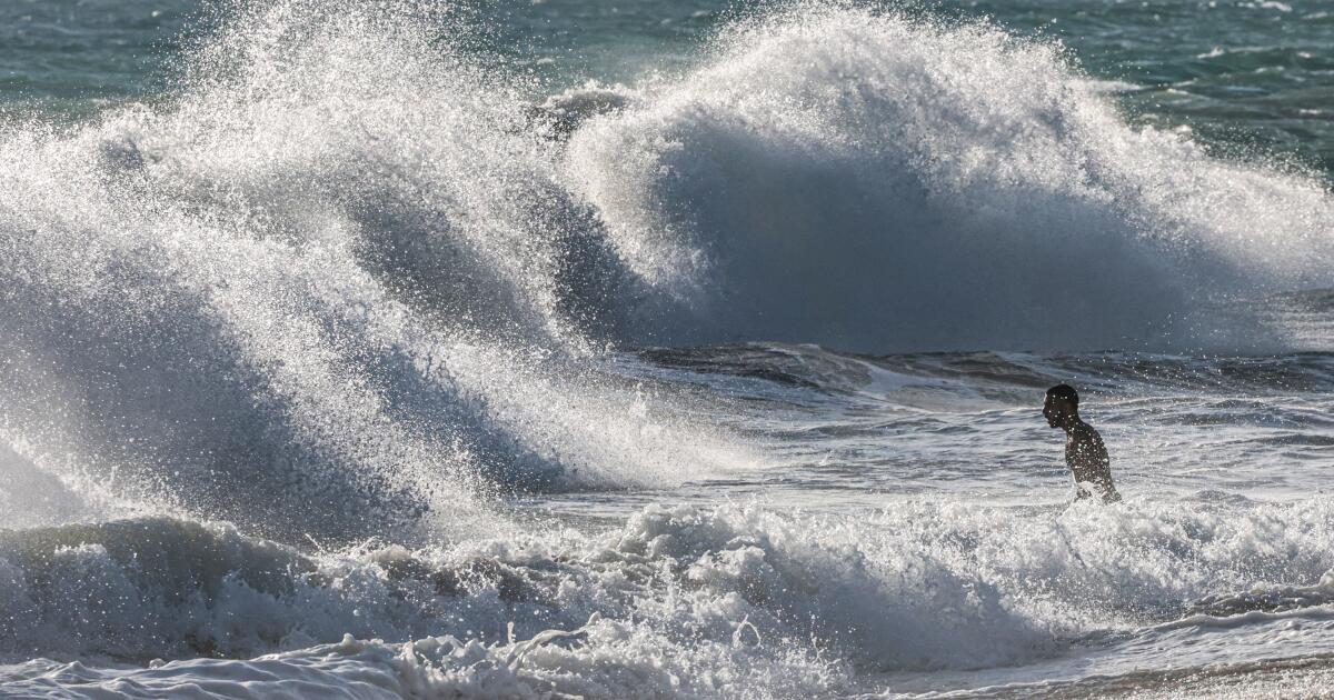 Super El Nino : la côte californienne fait face à un hiver de grosses vagues, d'érosion et d'inondations