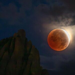 Une lune rouge porte la broche à une éclipse qui fait merveille dans le monde entier