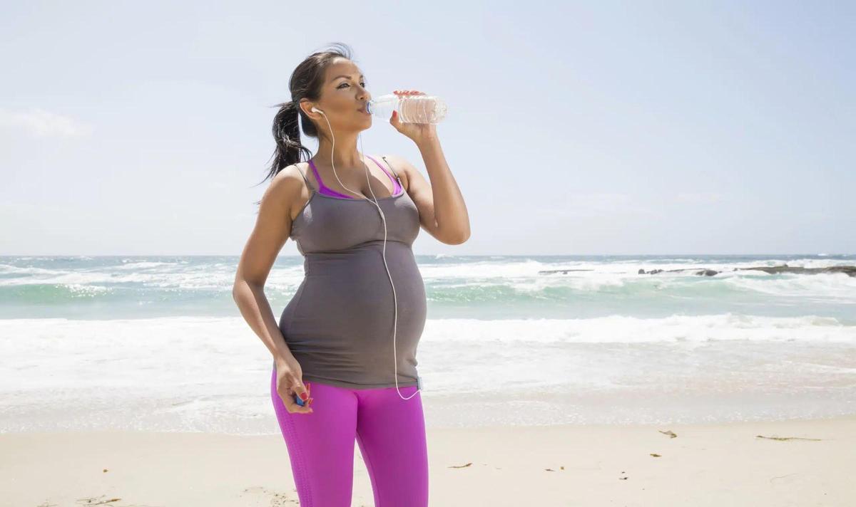 Hydrater correctement est basique pour les embarazadas, sur tout pendant les heures de chaleur