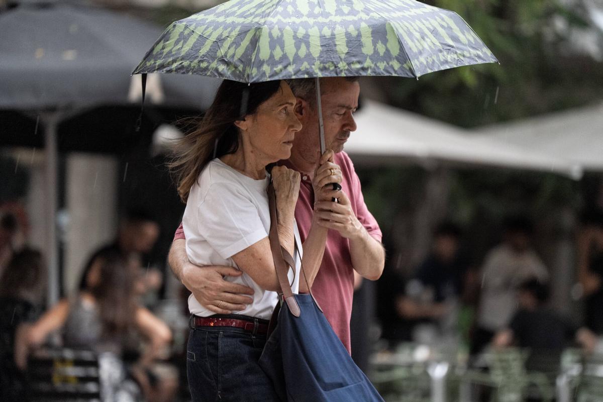Barcelone. Des quartiers se protègent avec des paraguayens dans les rues du quartier de Gràcia après la première étape de l'année, qui se terminera dans un épisode d'intense chaleur des derniers jours. 6 août 2026. Société. AUTEUR: ZOWY VOETEN