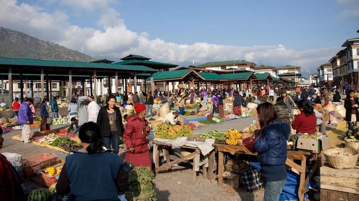 Mercado de frutas y verduras en Paro (Bután), donde tiene lugar la conferencia