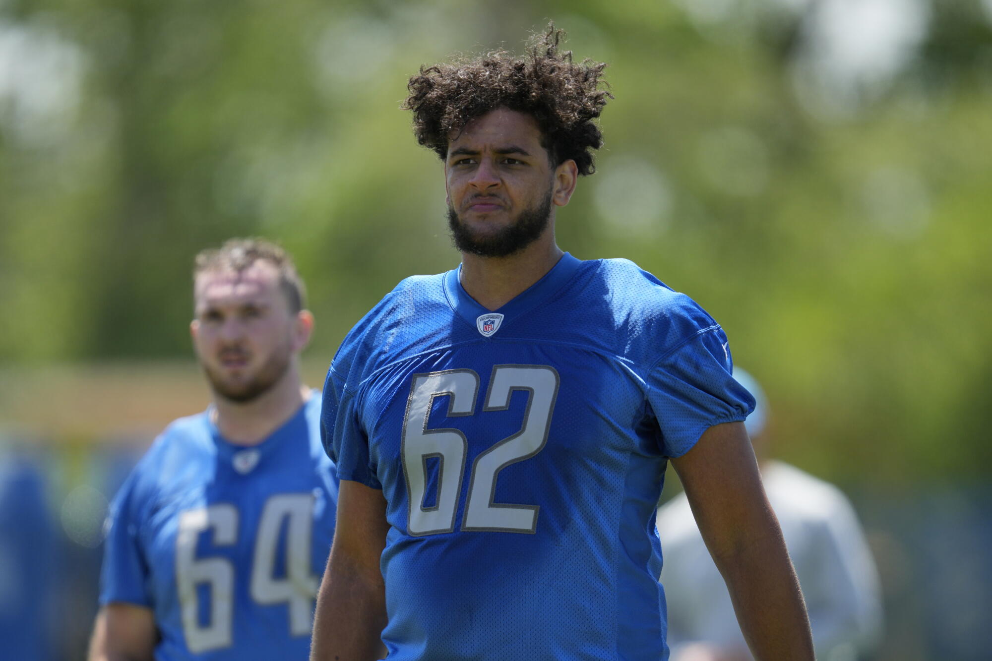 Ryan Swoboda, plaqueur offensif des Detroit Lions, regarde pendant un entraînement de football de la NFL.