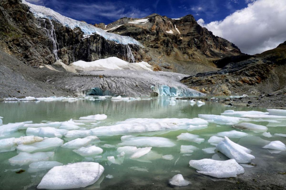 À l'arrière, les glaciers de la montagne émettent également du mercure