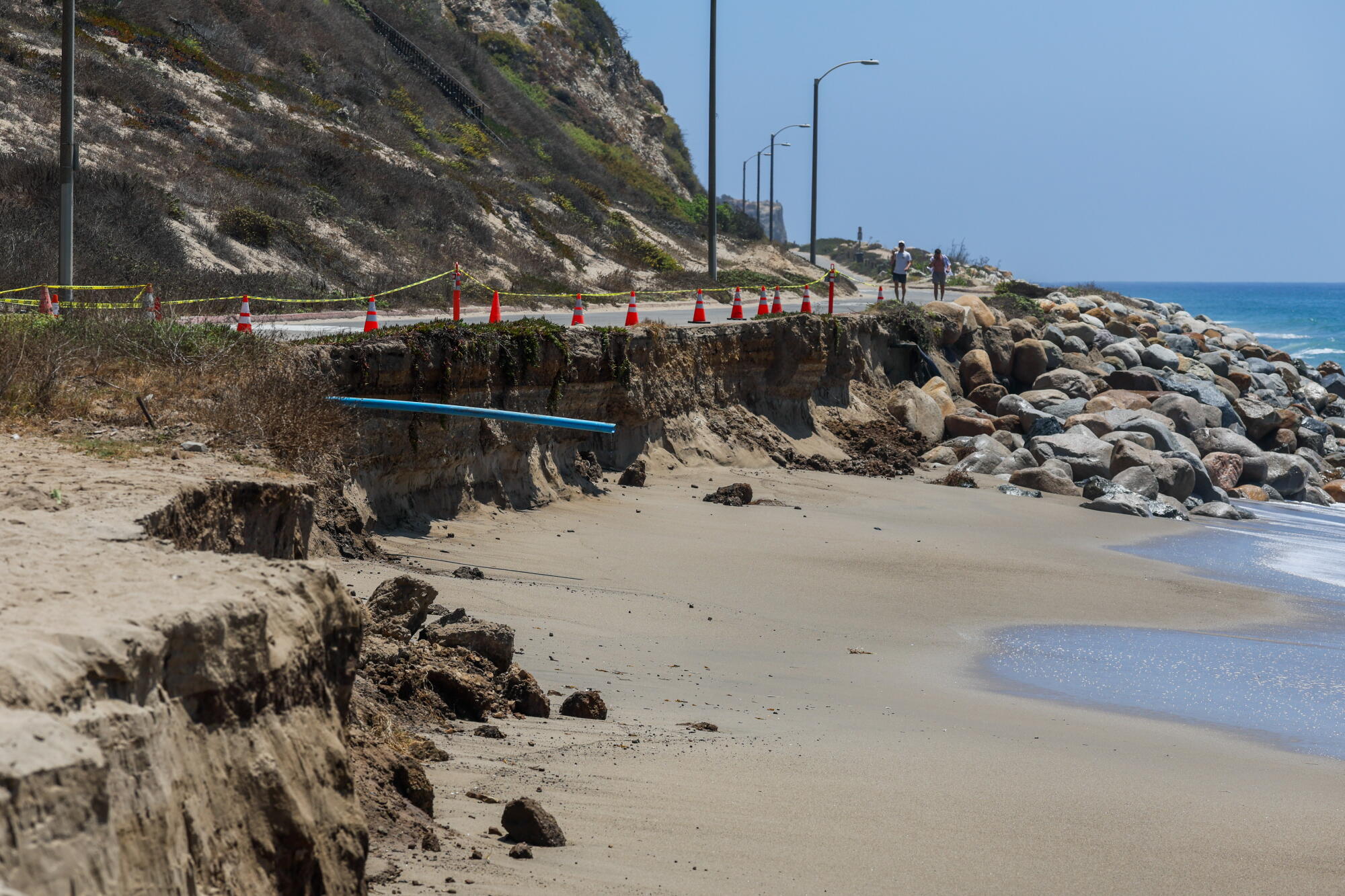 Une partie de Westward Beach Road est bloquée le 2 août après que des vagues extrêmes ont érodé la plage et presque miné la route.
