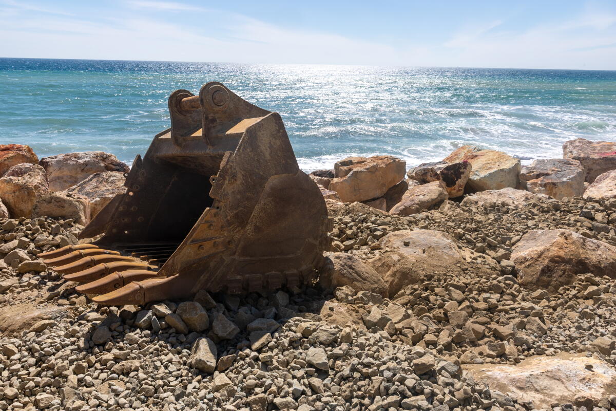 une pelle de construction sur la plage