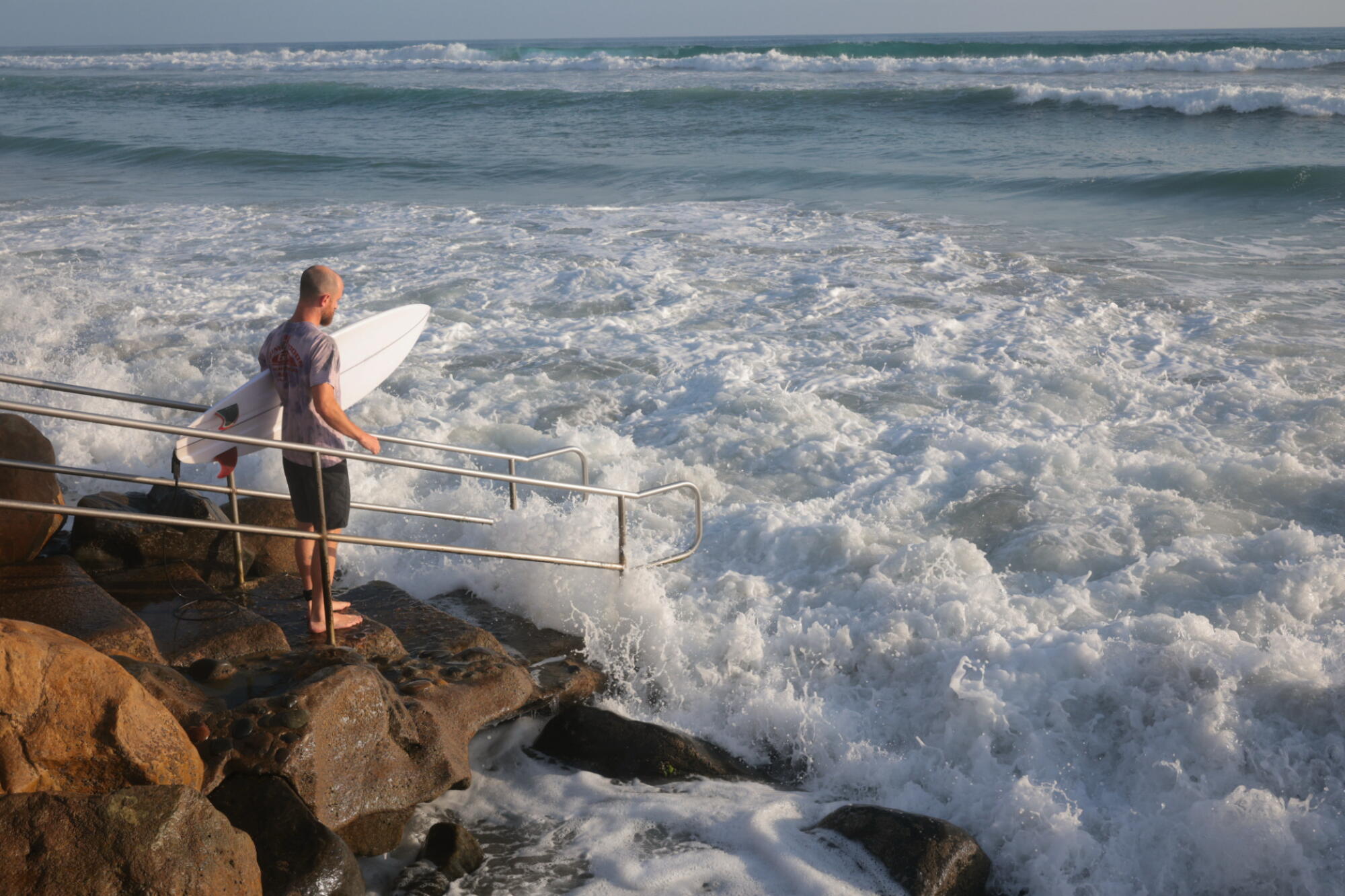 Un surfeur regarde l'océan