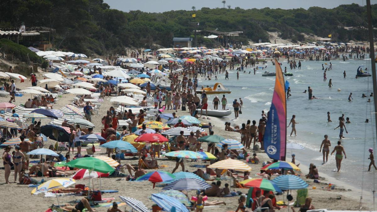 Imagen de una playa de Baleares totalmente masificada
