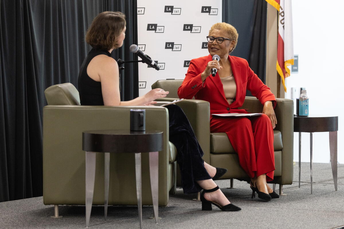 La journaliste Erin Stone de LAist, à gauche, avec la maire de Los Angeles, Karen Bass.