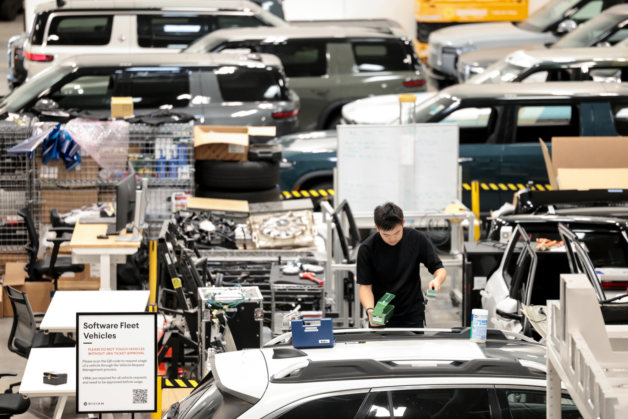 Une personne au travail au milieu des véhicules