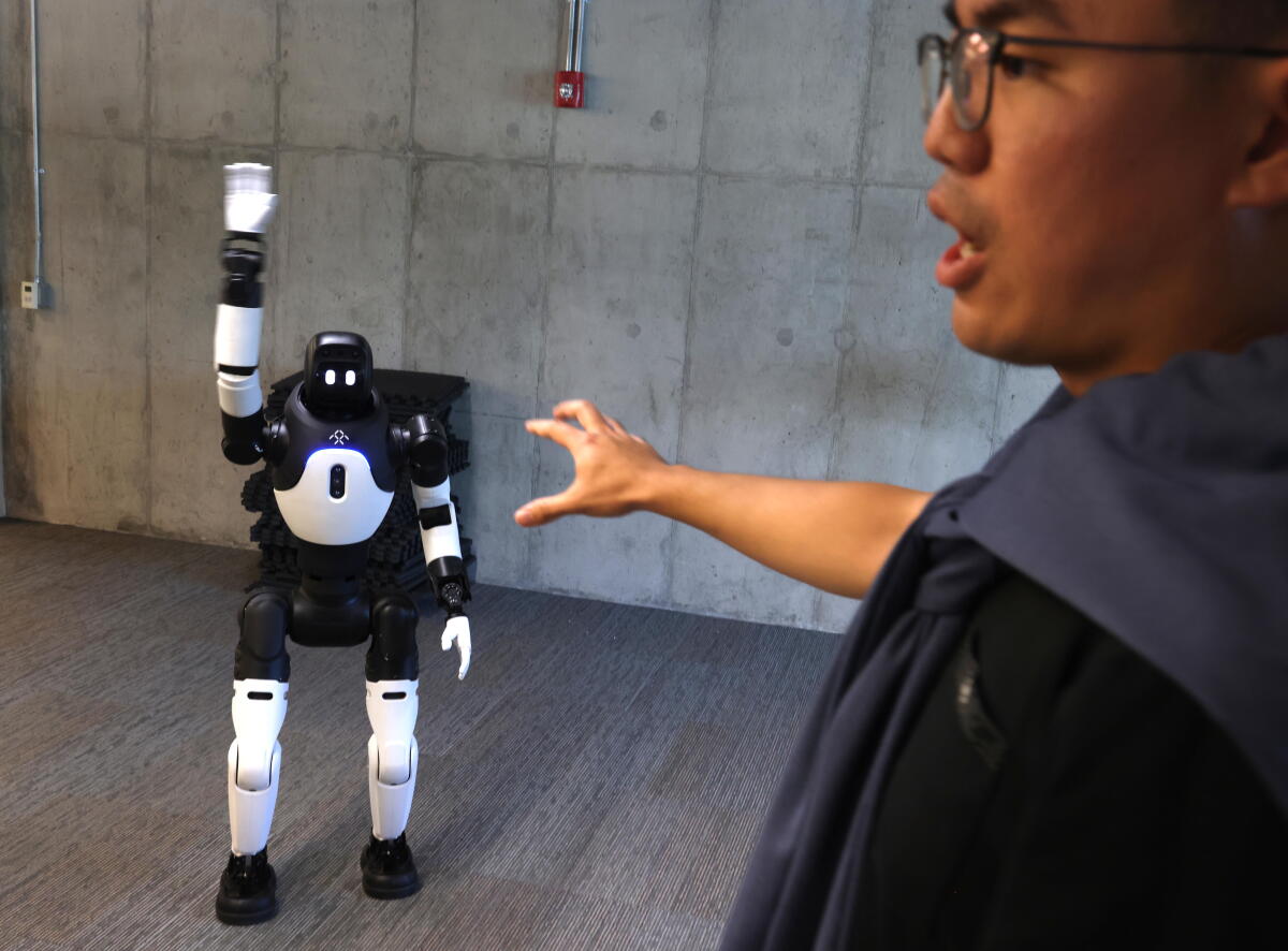 Di Wu, responsable système chez Faraday Future EAI Robotics, donne des commandes à un robot chez Faraday Future à El Segundo.