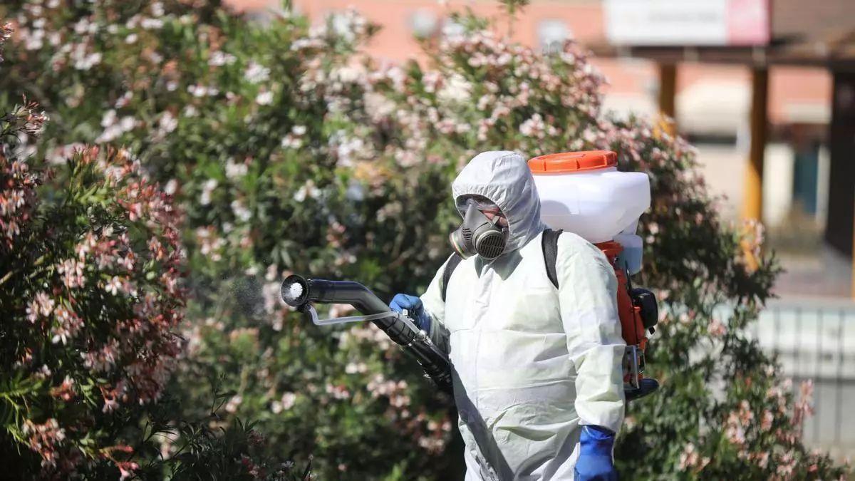 Un operario inician las labores de fumigación y el tratamiento de imbornales contra el mosquito para prevenir el Virus del Nilo