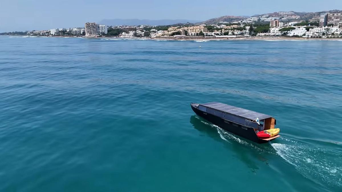El barco, navegando por el Mediterráneo
