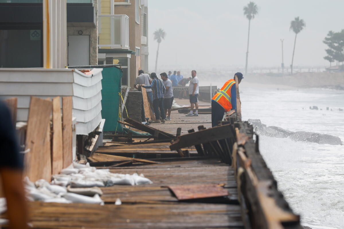 Les responsables et les résidents évaluent mardi les dégâts causés aux maisons et à la promenade de la péninsule d'Alamitos à Long Beach.