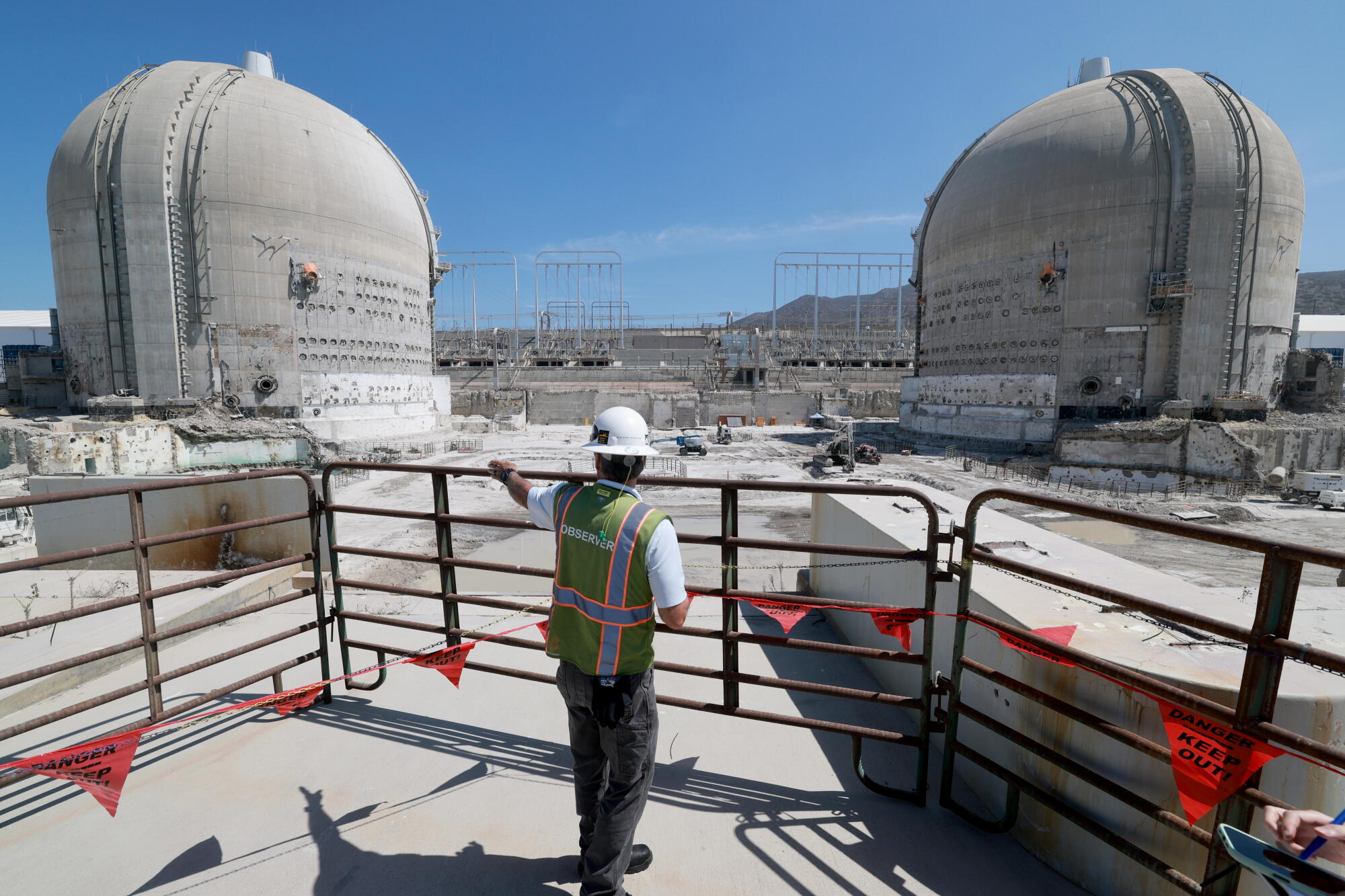 Un homme montre des travaux de déclassement lors d'une visite d'une installation de stockage de déchets nucléaires.
