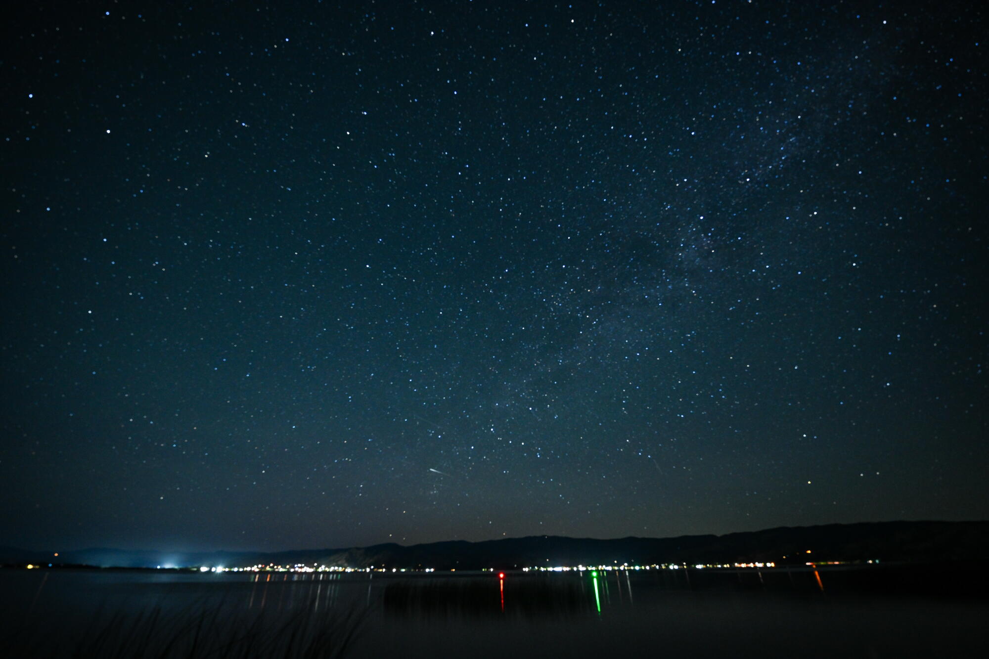 Une vue de la Voie lactée lors d'une pluie de météores à Clear Lake en 2024.