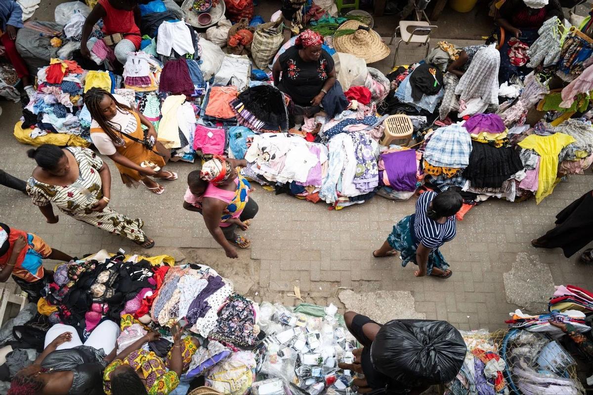 La robe est utilisée partout, mais sans les normes de sécurité ambiante, professionnelle et sociale qui régissent l'occident.