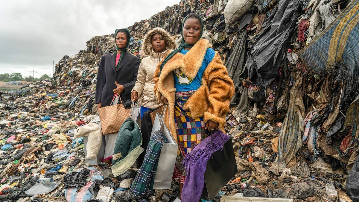 Mujeres en el mercado de ropa de Ghana