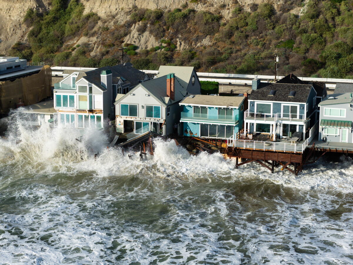 Les vagues inondent les maisons le long de Beach Road à Dana Point.