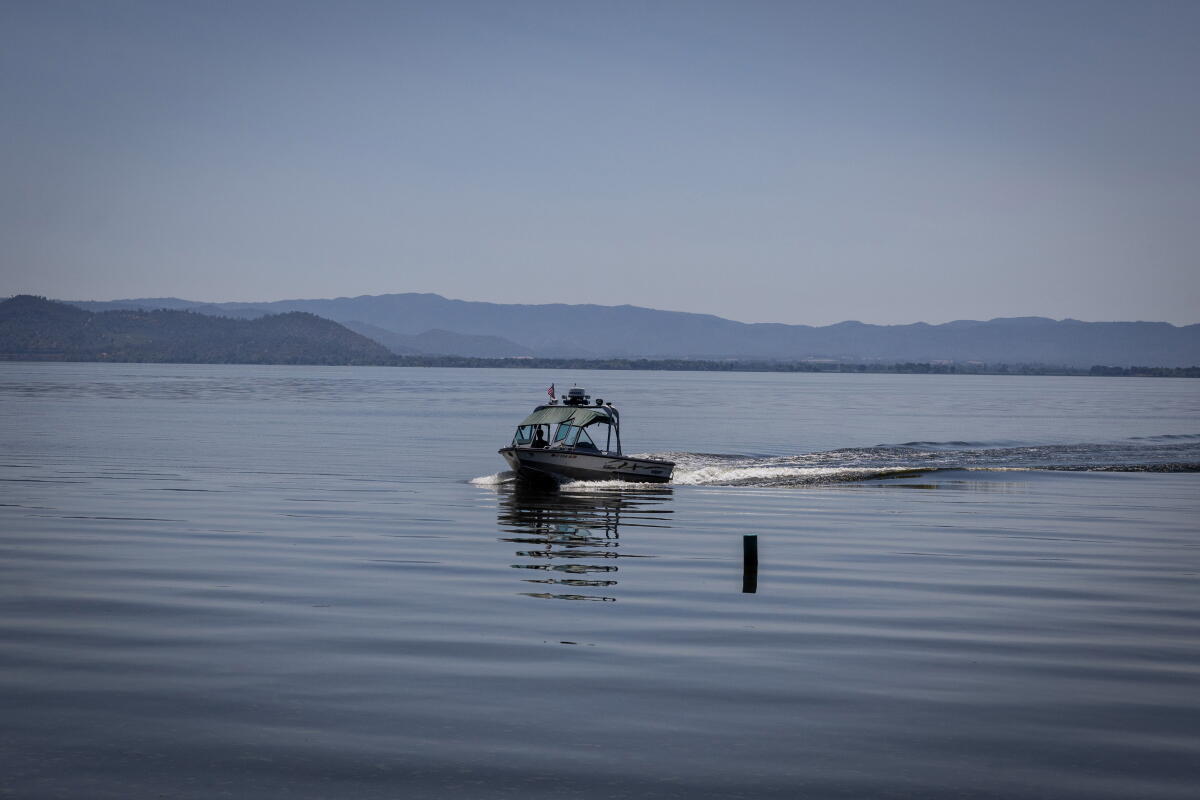 Un bateau traverse Clear Lake, dans le nord de la Californie, en 2024.